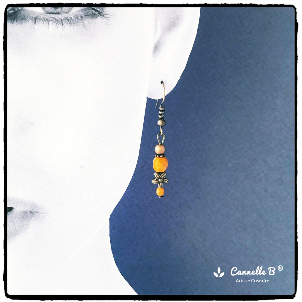 petites boucles d'oreilles pendantes originales, bijou artisanal made in France, camel, moutarde, fleur
